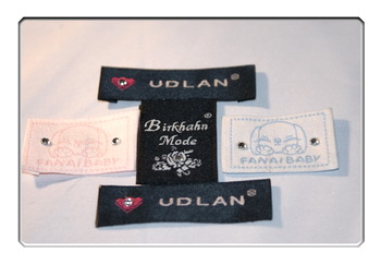 Custom Brand Professional Woven Clothing Labels 200pcs Size within 25mm x 50mm 